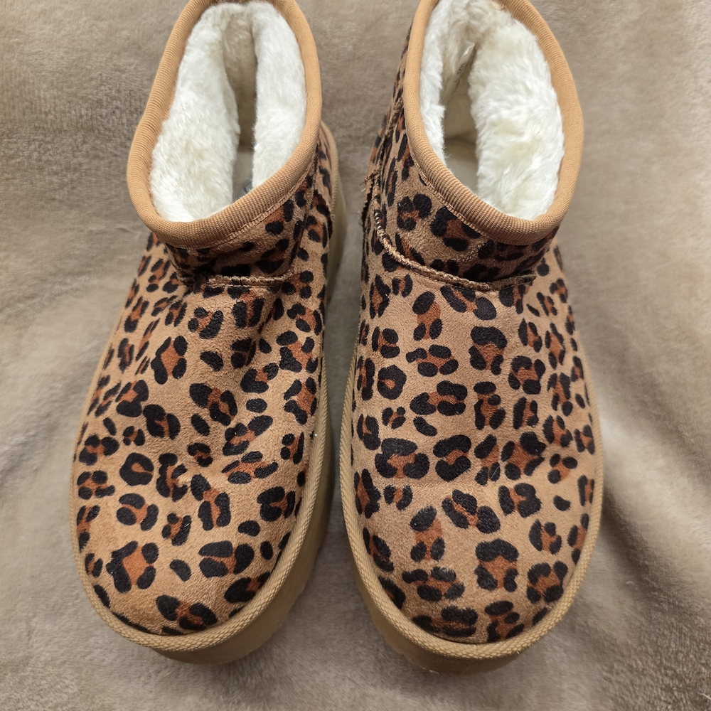 Mudd leopard print platform ankle boots with a faux fur lining Size 7